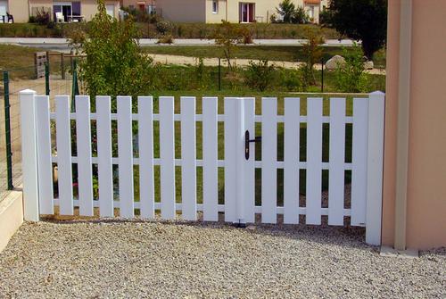 Portail PVC blanc, vantaux inégaux
