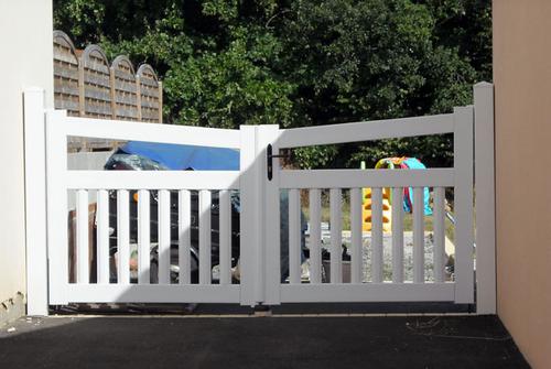 Portail PVC blanc, vantaux obliques
