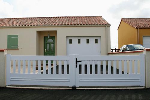 Portail PVC blanc
